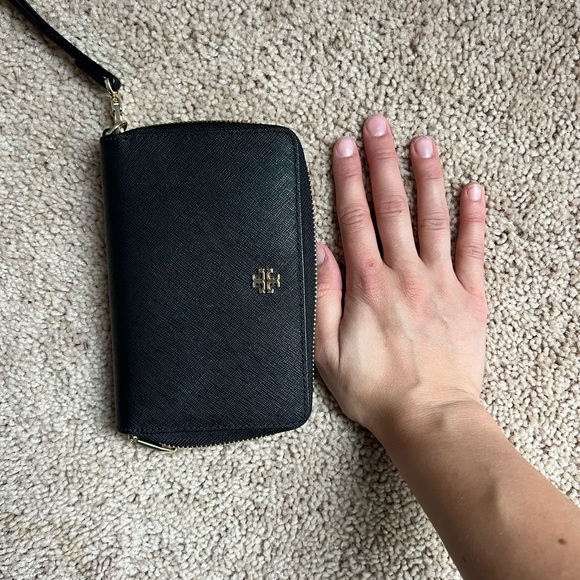 Tory Burch Emerson Wristlet - Black - Picture 4 of 4